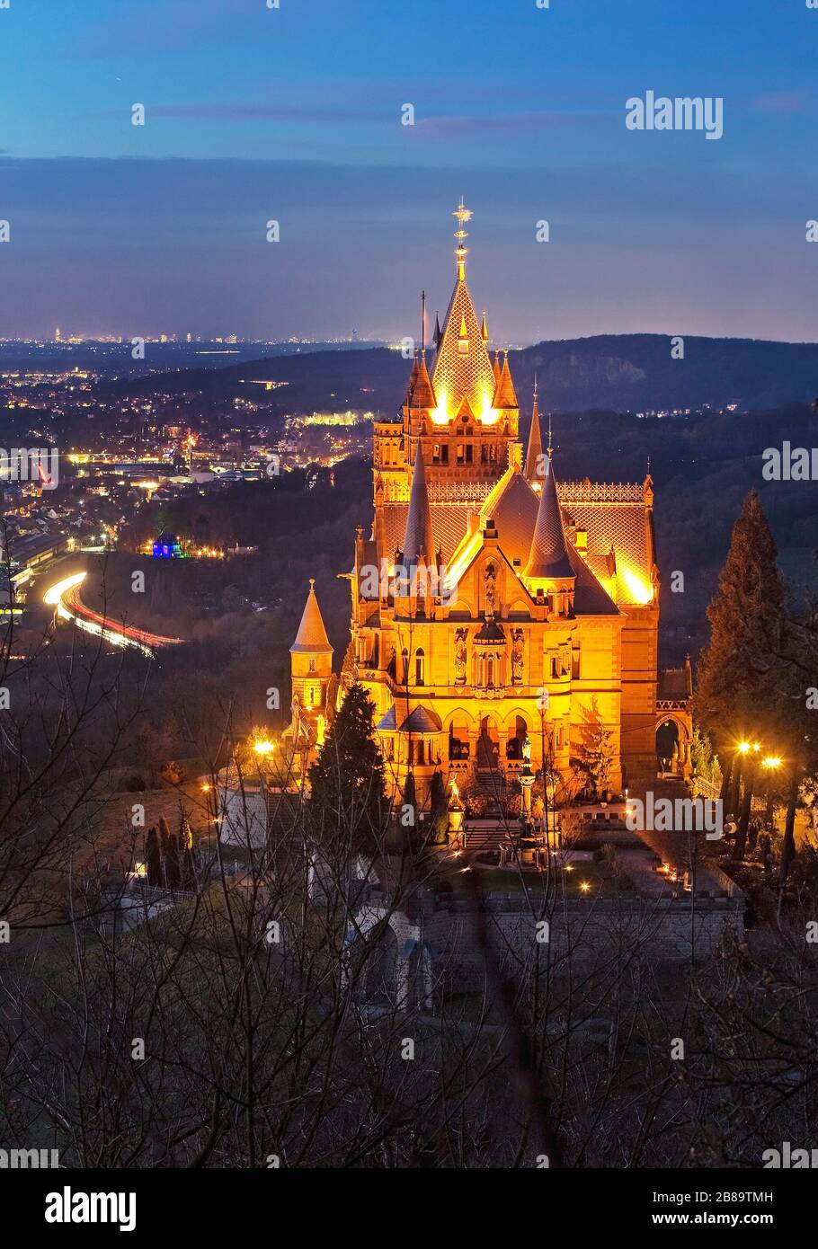 Castello illuminato Drachenburg sulla valle del Reno in serata, Germania, Nord Reno-Westfalia, Siebengebirge, Koenigswinter Foto Stock