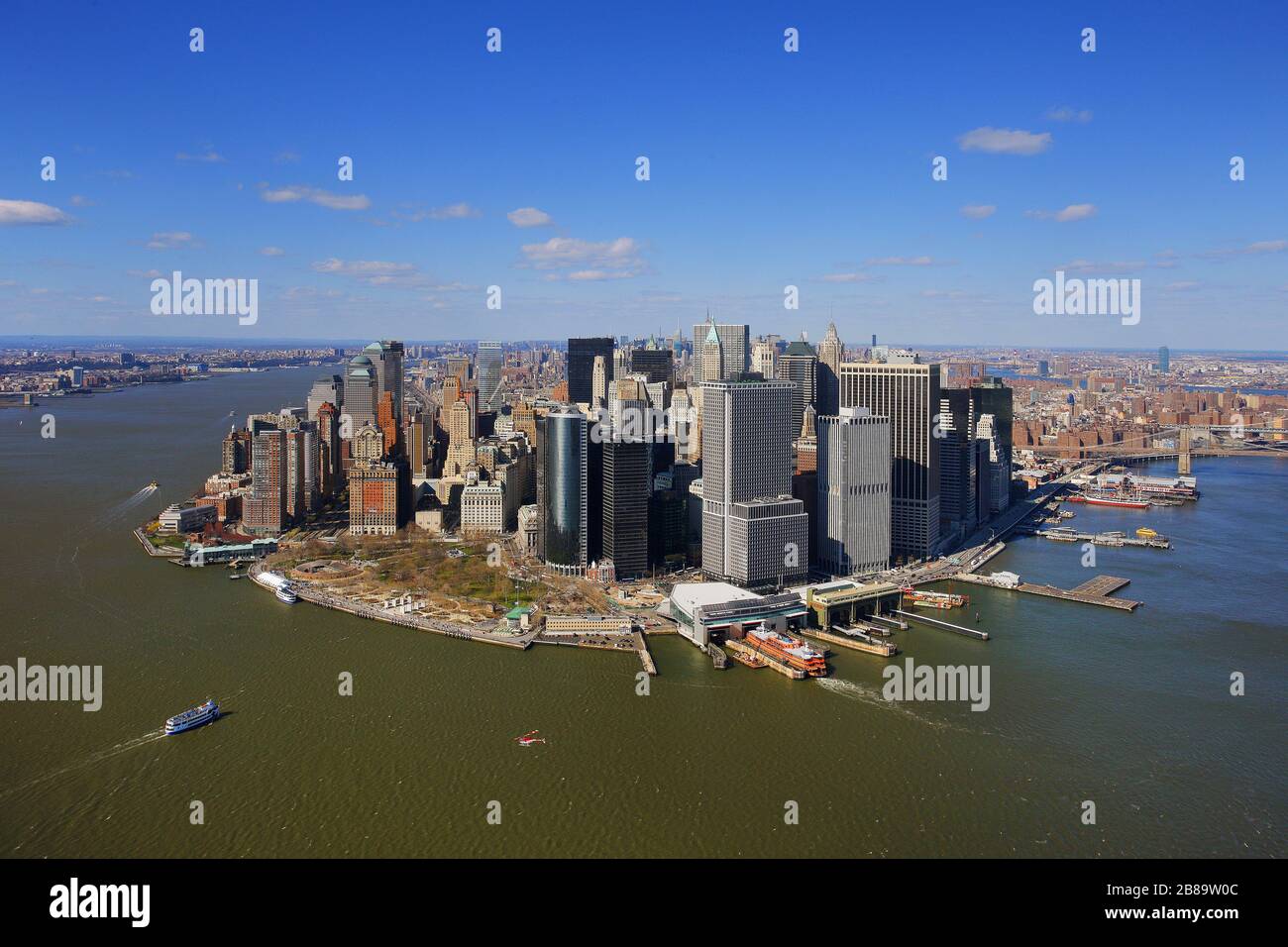 , isola e distretto di Manhattan dal lato del porto, grattacieli e terminal dei traghetti nel quartiere finanziario, 12.04.2009, vista aerea, Stati Uniti, New York City Foto Stock