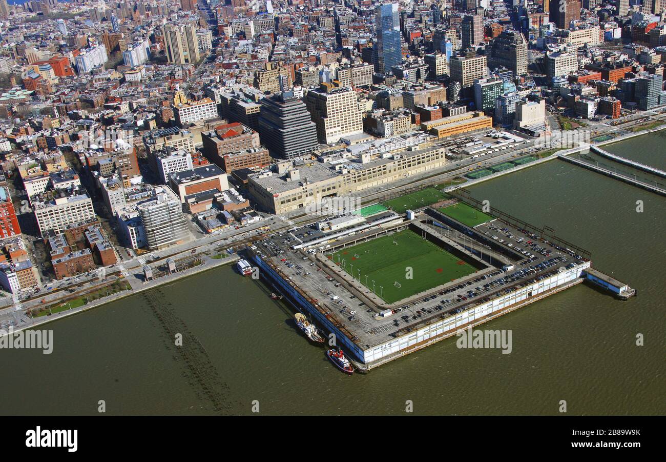 , Hudson River Park Pier 40, offre spazio per gli atleti in calcio, football americano, rugby e baseball, 12.04.2009, vista aerea, Stati Uniti, New York City Foto Stock