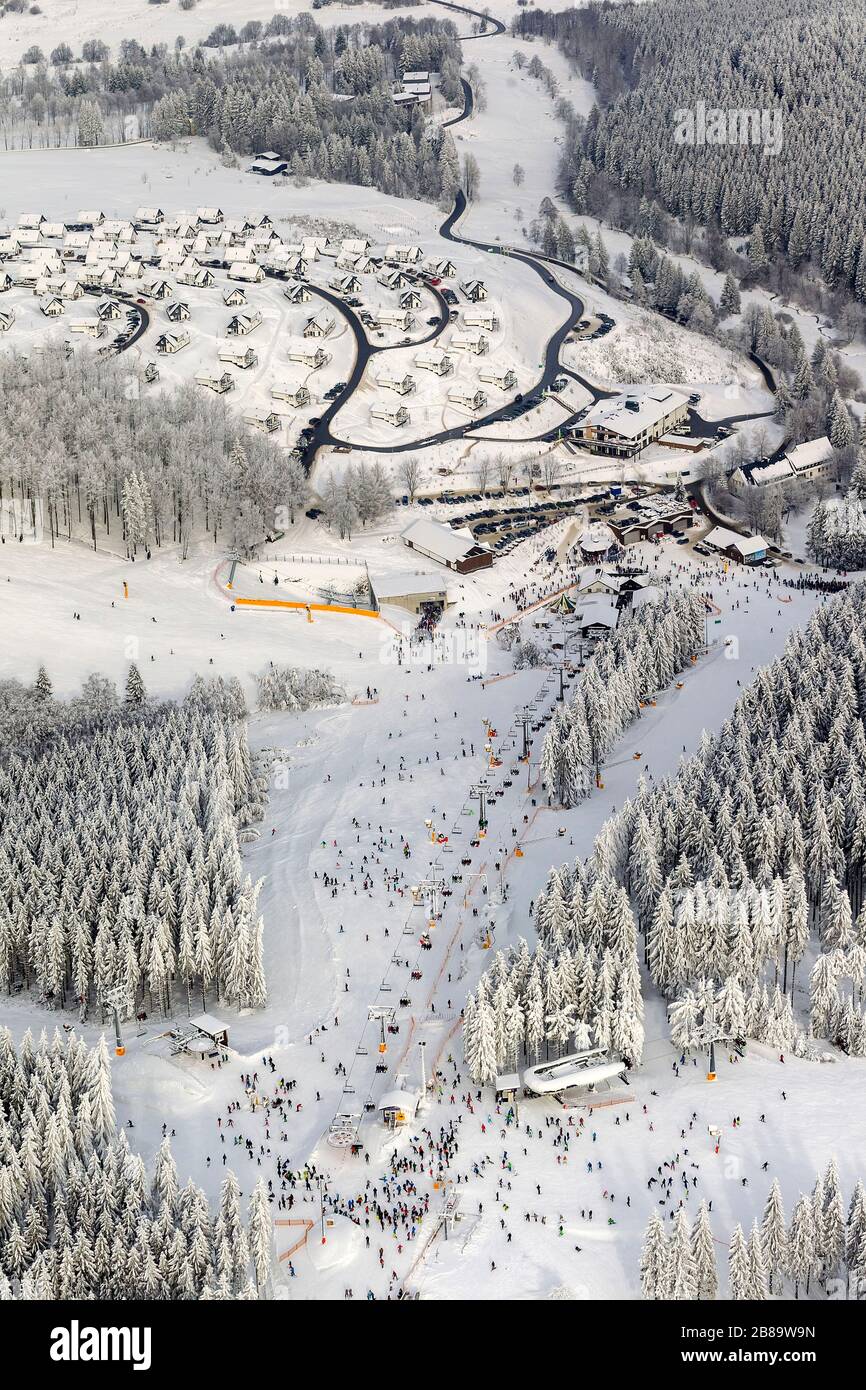 Piste coperte di neve e sci sito con Apres-ski-rastaurant a Winterberg, Landal Ferienpark, 26.01.2013, vista aerea, Germania, Nord Reno-Westfalia, Sauerland, Winterberg Foto Stock