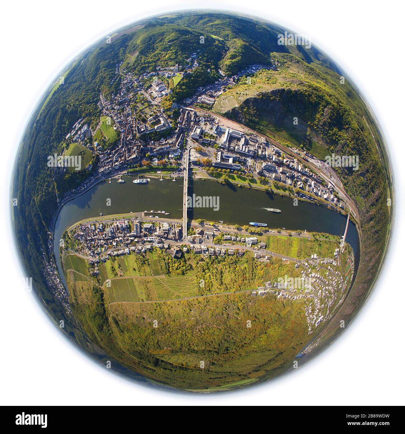 , Cochem al fiume Mosel con ponte Skagerrak, 25.09.2011, vista aerea, Germania, Renania-Palatinato, Cochem Foto Stock