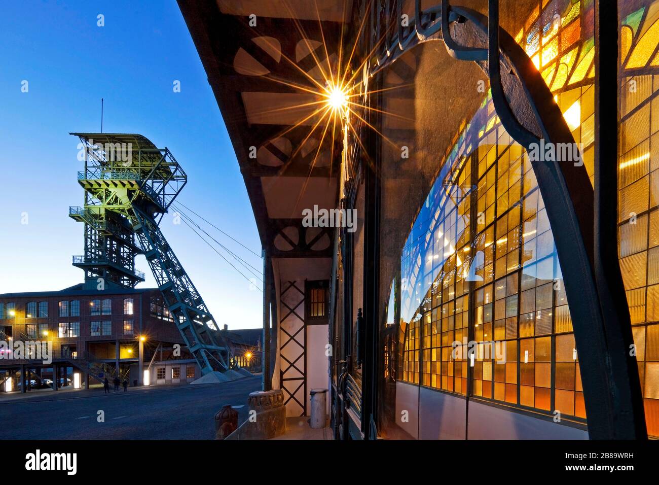 Sala macchine illuminata al crepuscolo, Pit Zollern, Germania, Renania Settentrionale-Vestfalia, Ruhr Area, Dortmund Foto Stock