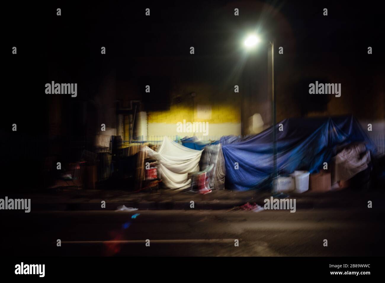 Accampamento dei senzatetto sotto il cavalcavia a Los Angeles, California. Foto Stock