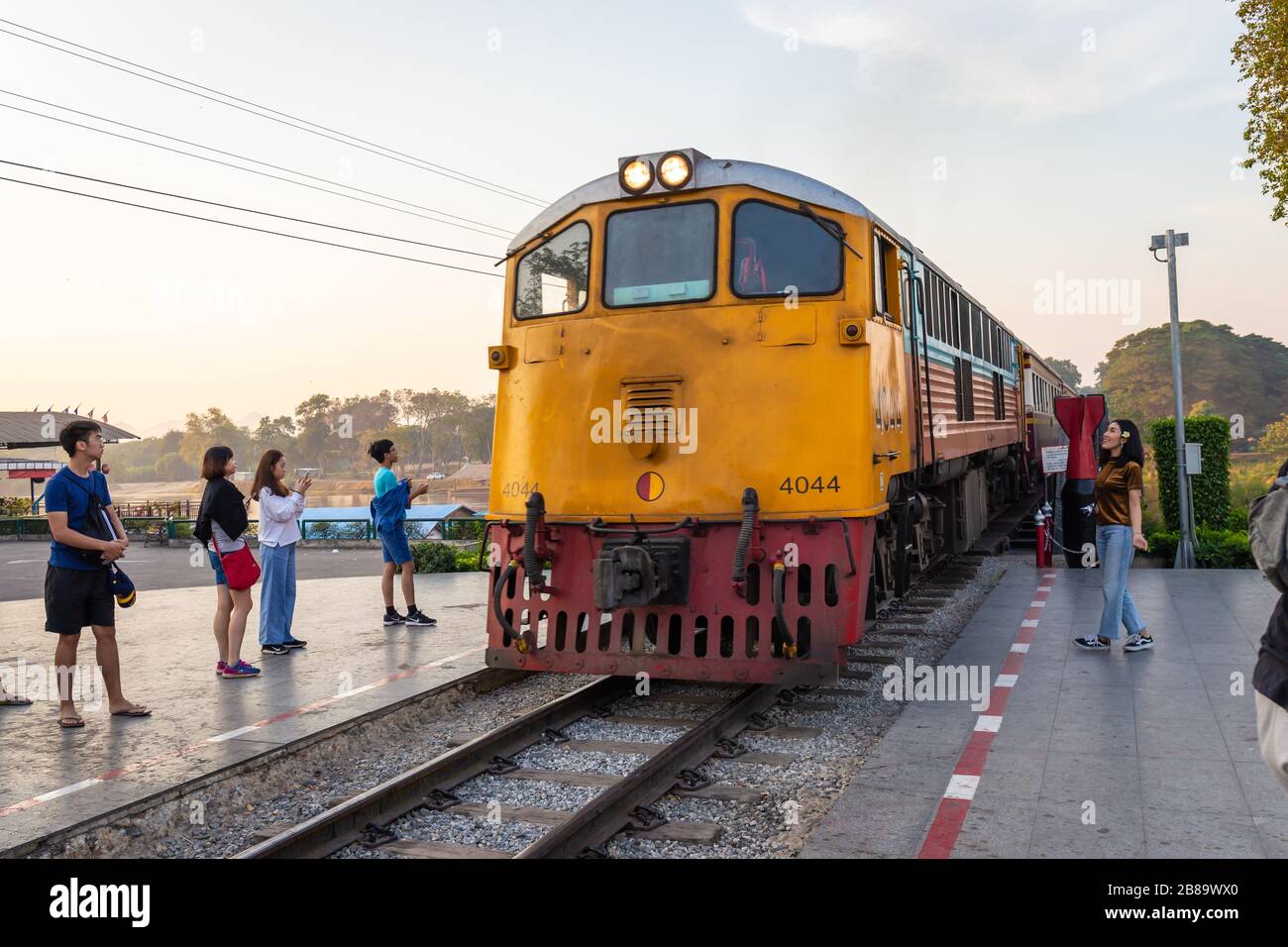 KANCHANABURI, THAILANDIA - 17 dicembre 2019: Treno sul ponte sul fiume Kwai con i visitatori vengono a vedere e scattare foto come souvenir. A Kanch Foto Stock