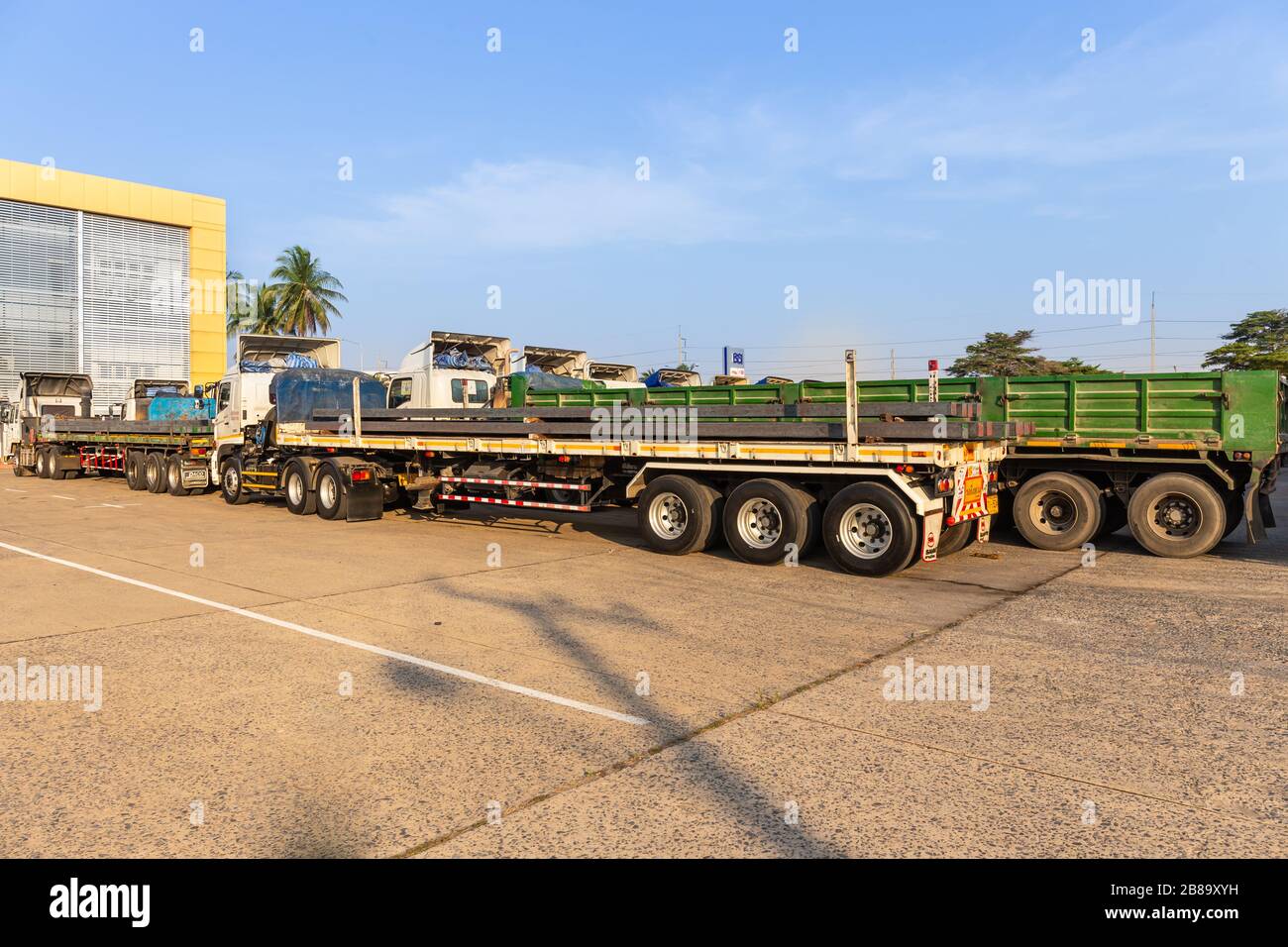 Nakhon Ratchasima, Thailandia Febbraio 17 2020. Molti grandi autocarri trasportano billette per la lavorazione in altri prodotti davanti alla laminatoio. Foto Stock