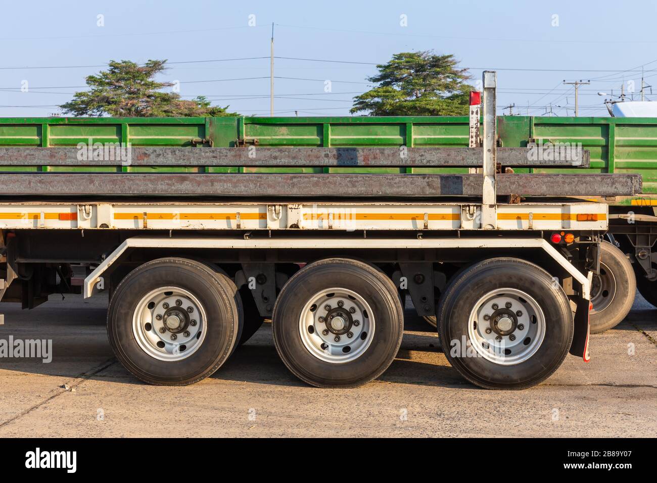 Rimorchio un grande camion che trasporta billette per la trasformazione in altri prodotti davanti al laminatoio. Foto Stock