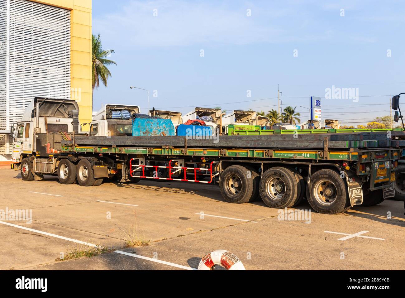 Nakhon Ratchasima, Thailandia Febbraio 17 2020. Molti grandi autocarri trasportano billette per la lavorazione in altri prodotti davanti alla laminatoio. Foto Stock