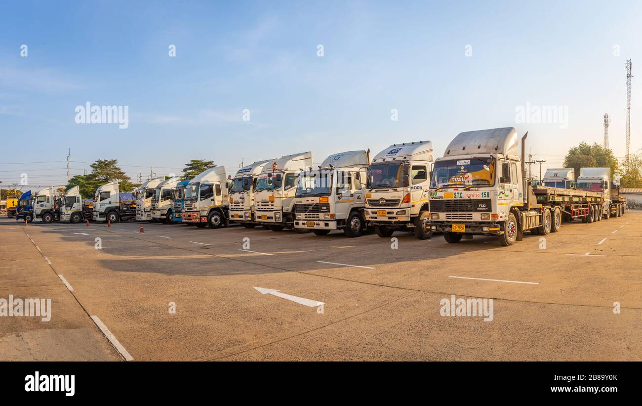 Nakhon Ratchasima, Thailandia Febbraio 17 2020. Molti grandi autocarri trasportano billette per la lavorazione in altri prodotti davanti alla laminatoio. Foto Stock