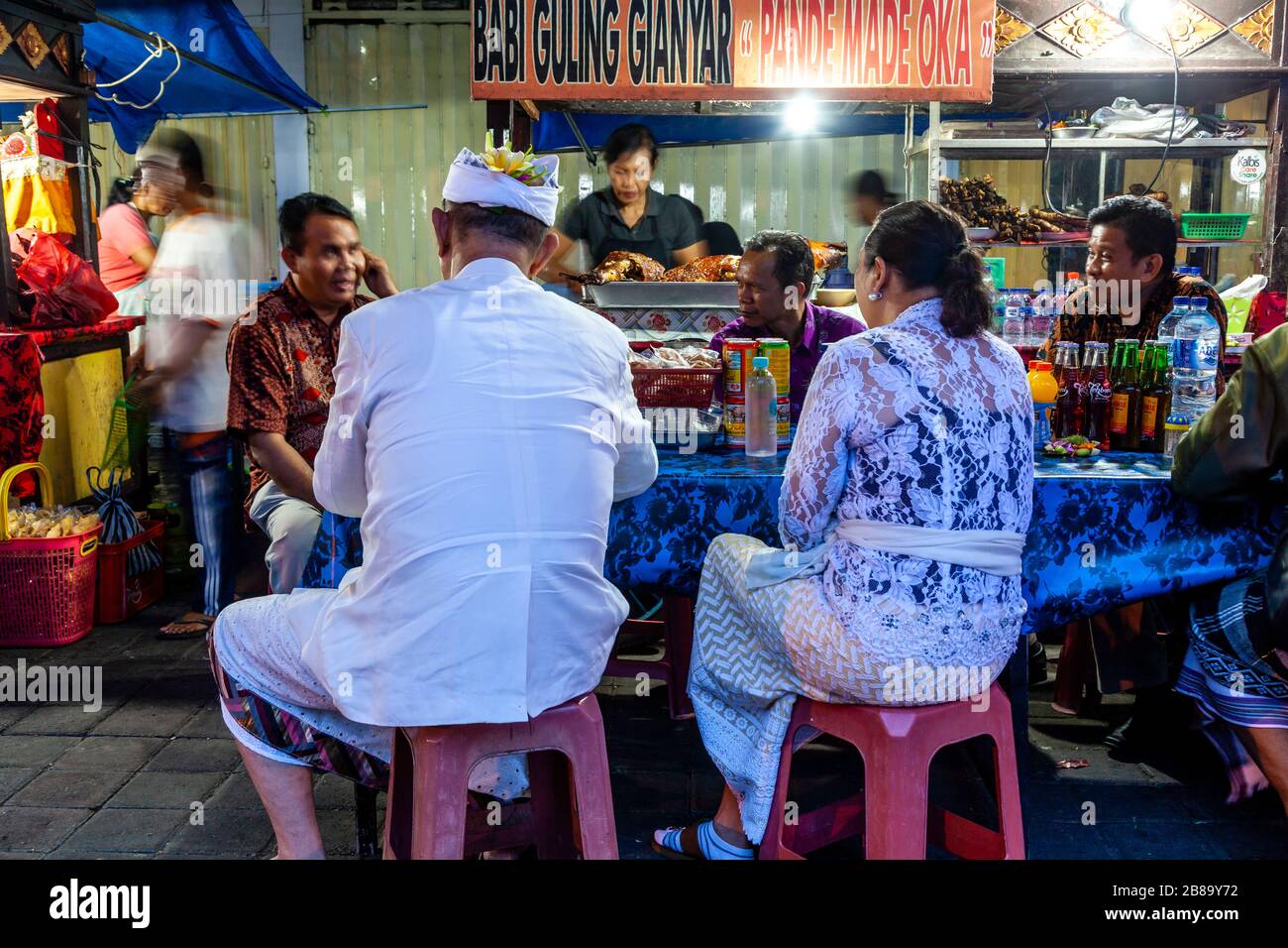 Persone balinesi che mangiano cibo di strada al mercato Notturno di Gianyar, Bali, Indonesia. Foto Stock