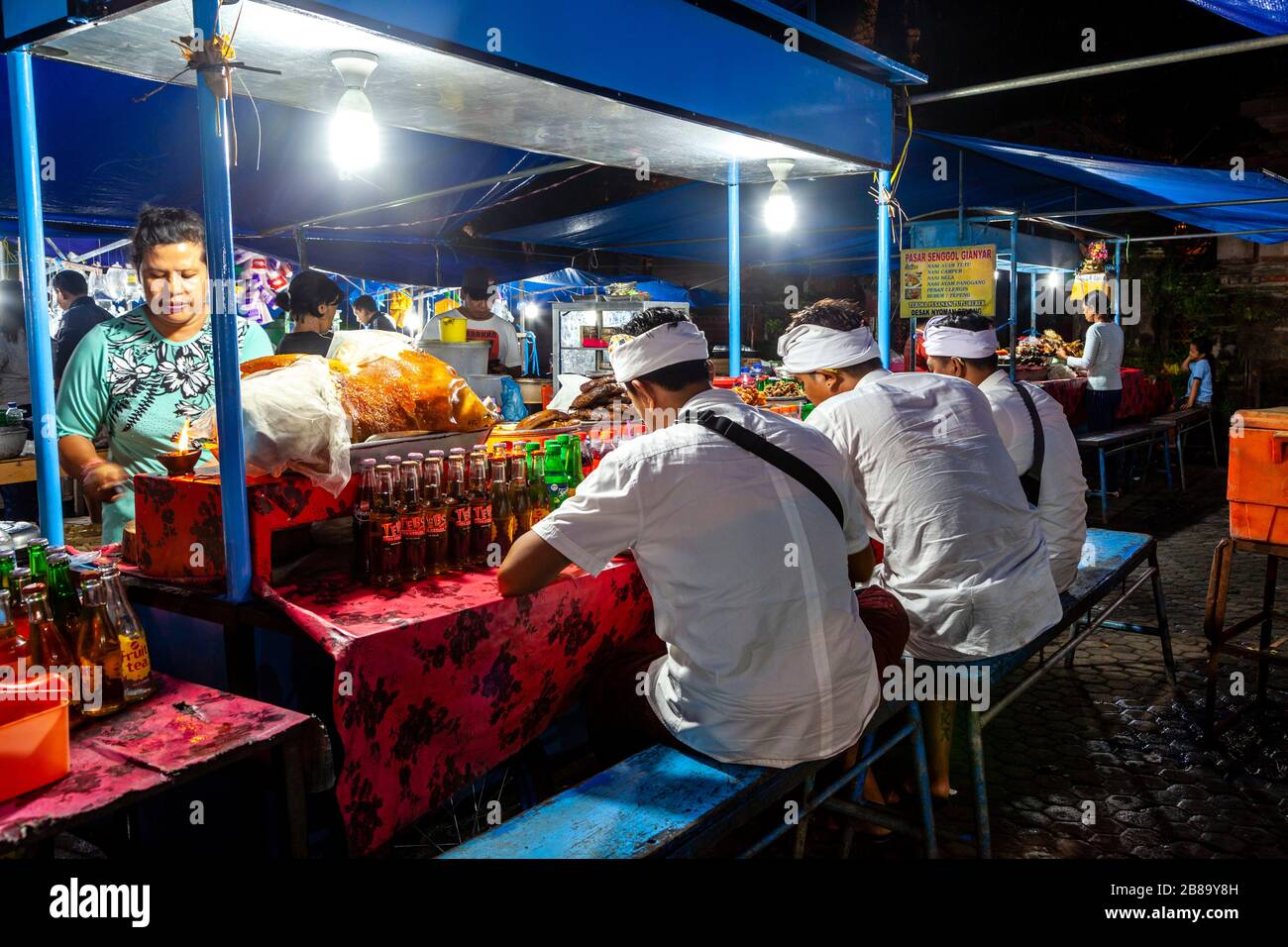 Persone balinesi che mangiano cibo di strada al mercato Notturno di Gianyar, Bali, Indonesia. Foto Stock