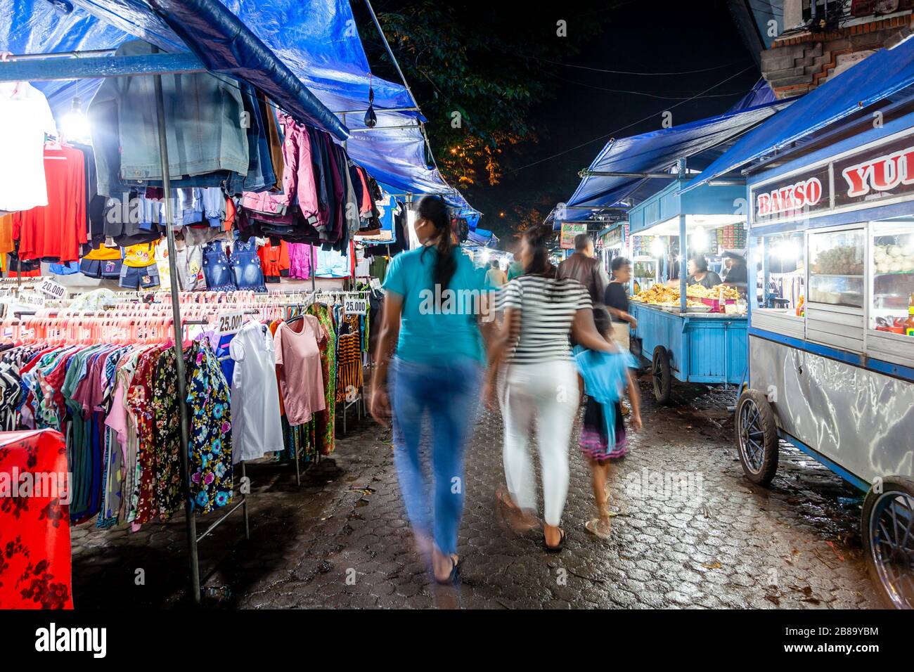 Bancarelle del mercato al mercato Notturno di Gianyar, Bali, Indonesia. Foto Stock