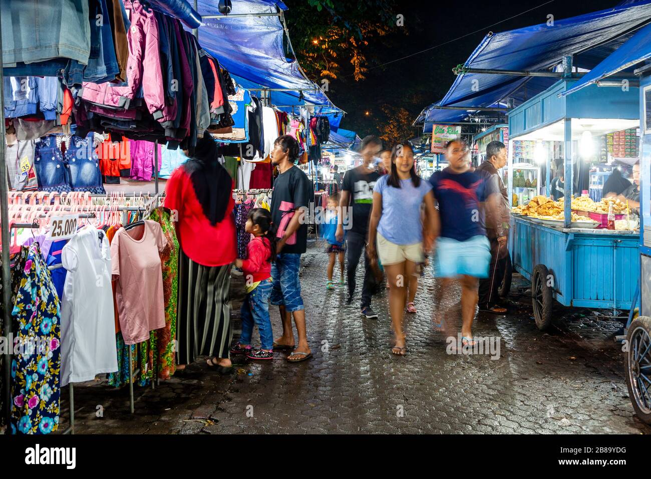 Bancarelle del mercato al mercato Notturno di Gianyar, Bali, Indonesia. Foto Stock