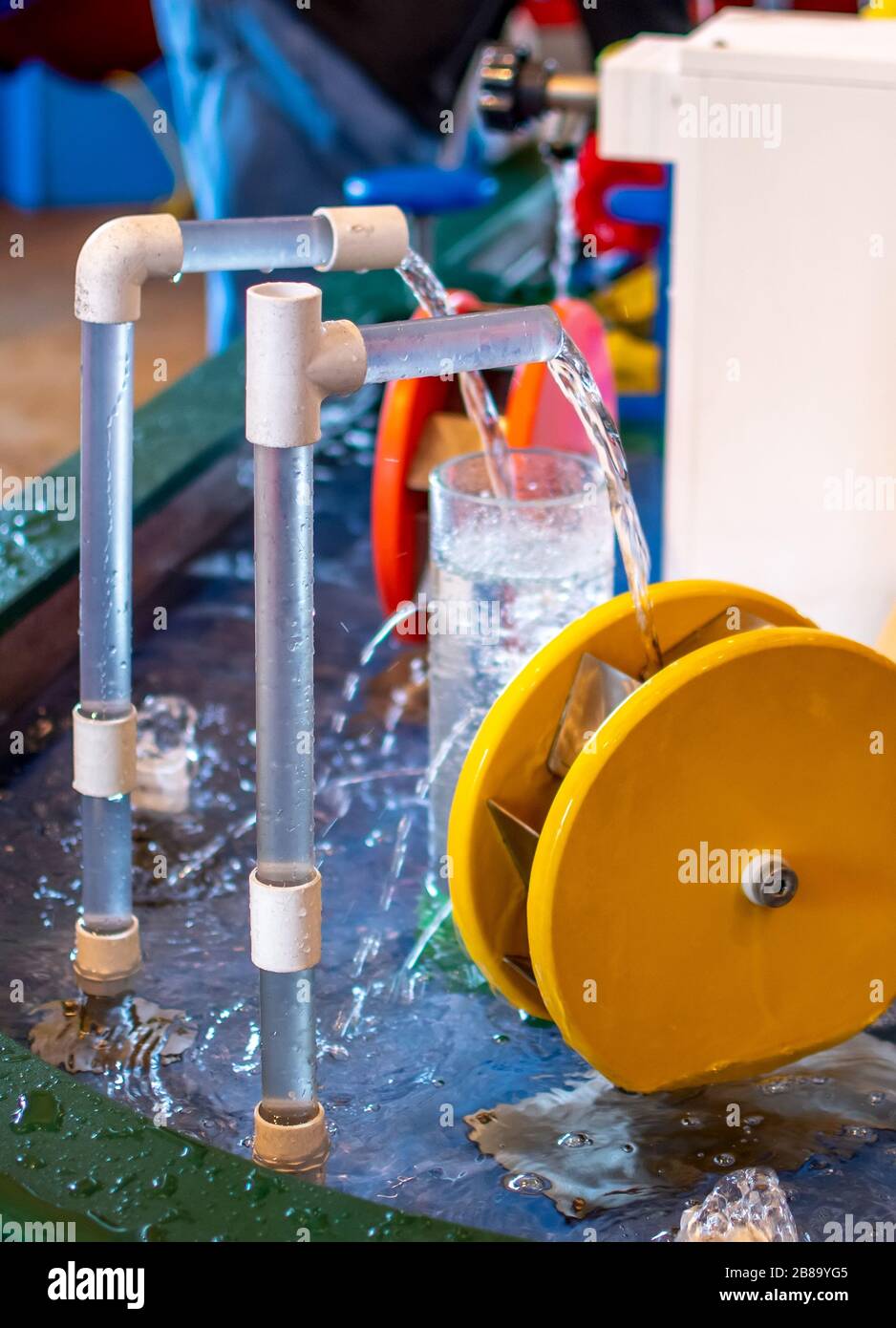 ruote e tubi d'acqua e posare pezzi in grado di far scorrere l'acqua ai bambini creativi in modi divertenti e interessanti in questo divertente museo per bambini Foto Stock