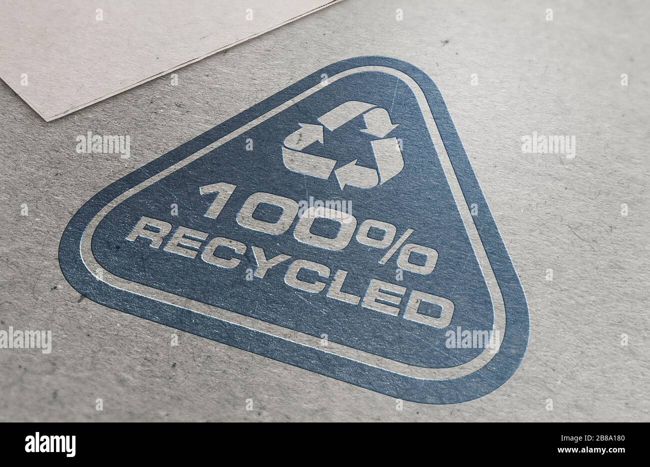 Riciclare il logo su sfondo di carta riciclata. Foto Stock