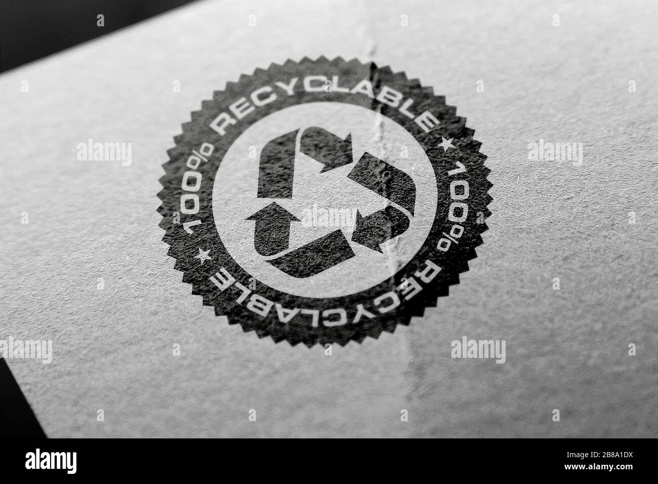 Riciclare il logo su sfondo di carta riciclata. Foto Stock