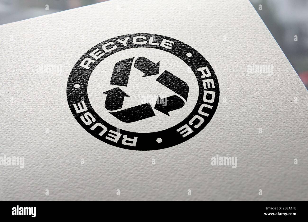 Riciclare il logo su sfondo di carta riciclata. Foto Stock