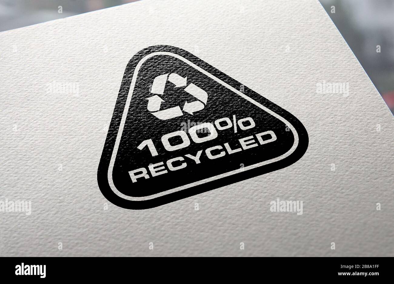 Riciclare il logo su sfondo di carta riciclata. Foto Stock