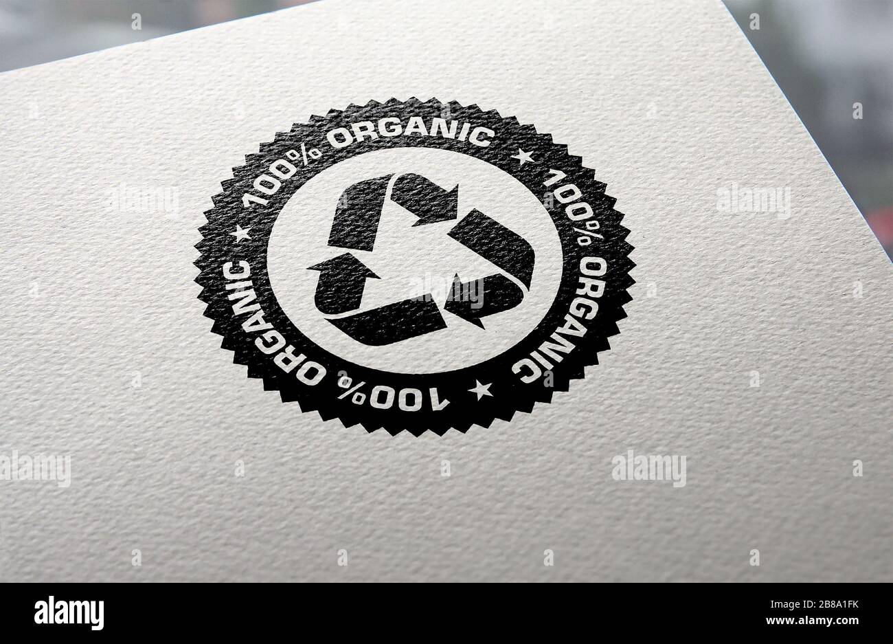 Riciclare il logo su sfondo di carta riciclata. Foto Stock