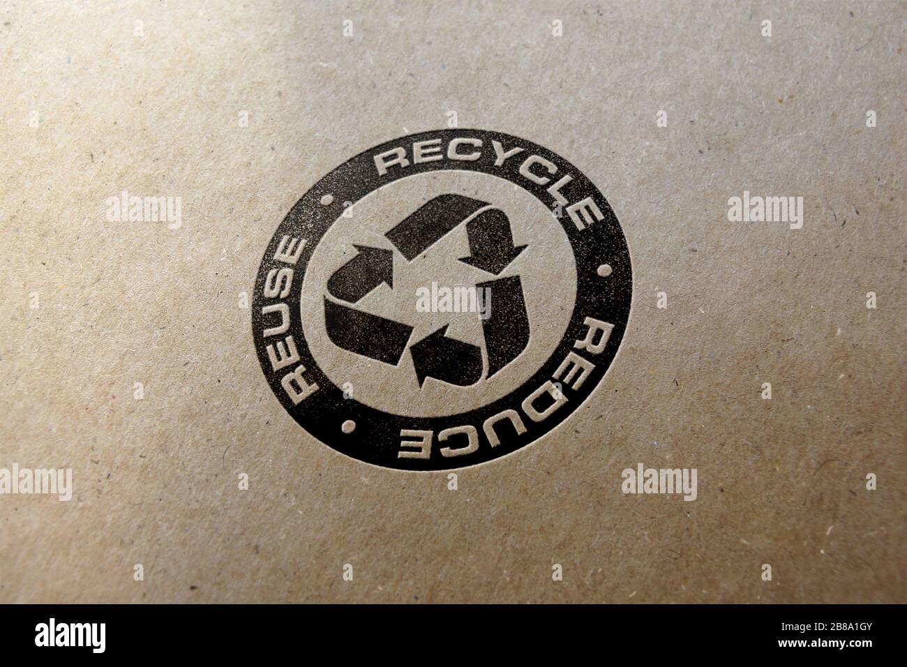 Riciclare il logo su sfondo di carta riciclata. Foto Stock