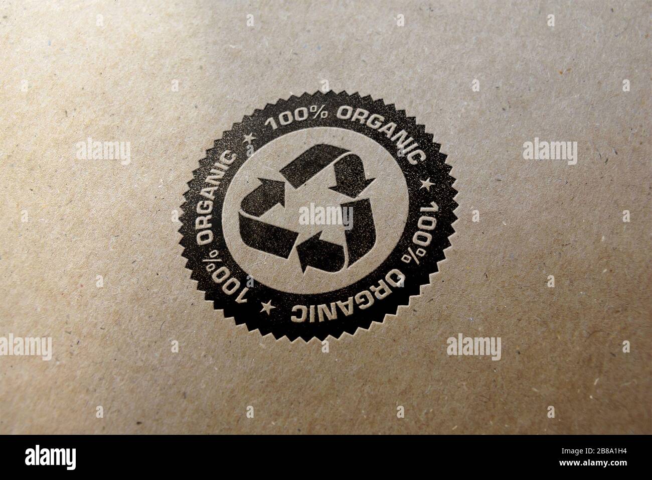 Riciclare il logo su sfondo di carta riciclata. Foto Stock