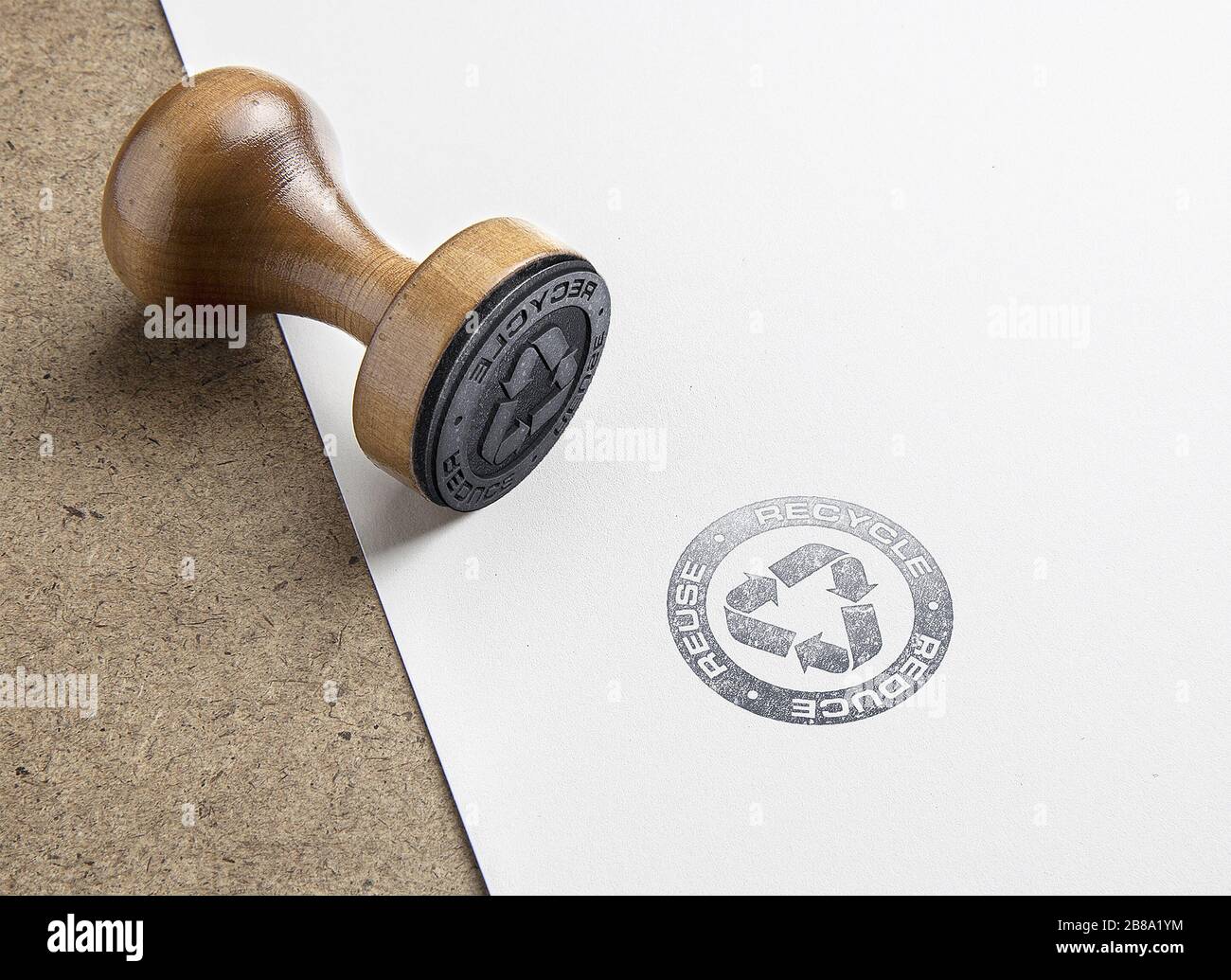 Logo di riciclaggio stampigliato su carta bianca. Foto Stock