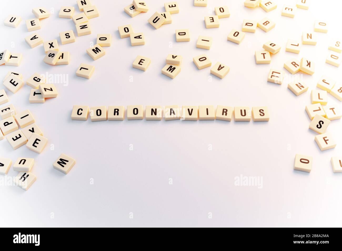 Concetto di coronavirus con lettere Scrabble su sfondo bianco Foto Stock