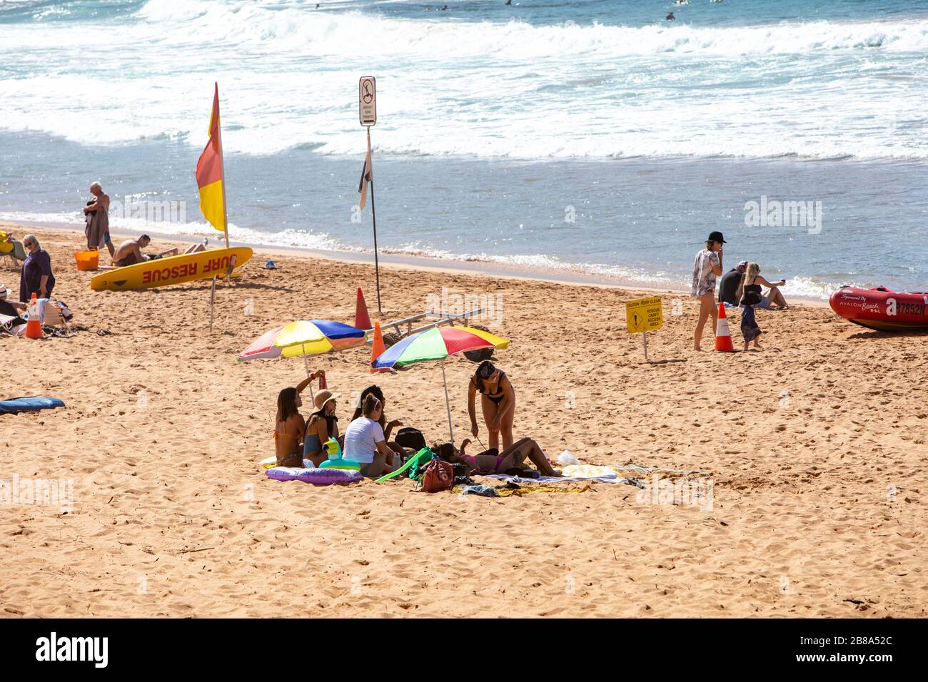 Sydney, Australia. 21 Mar 2020. Avalon Beach, Sydney, Australia. Sabato 21 marzo 2020. I residenti di Sydney si riuniscono a stretto contatto su Avalon Beach nonostante gli avvertimenti di rimanere a 1,5 metri di distanza. Credit: martin Bberry/Alamy Live News Foto Stock