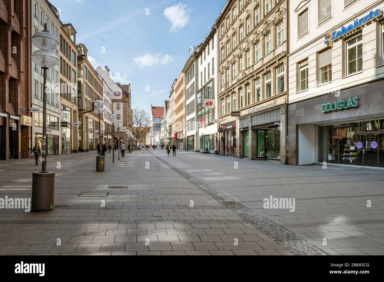 Baviera-Monaco-Germania, 20. März 2020: Poche persone camminano sulla piazza Marienplatz di Monaco, che è di solito affollata, ma rimane vuota a causa del nuovo arredo Foto Stock