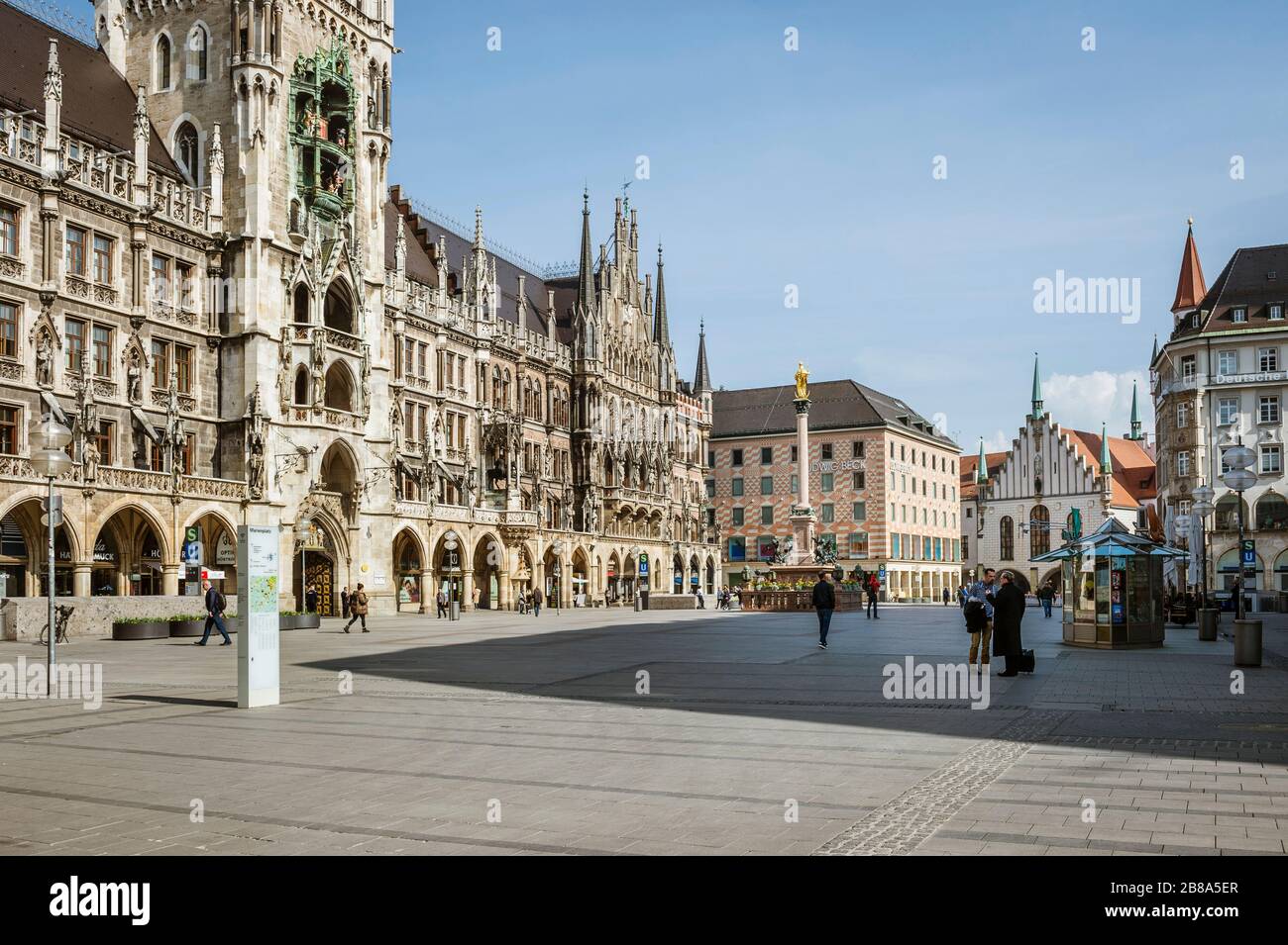 Baviera-Monaco-Germania, 20. März 2020: Poche persone camminano sulla piazza Marienplatz di Monaco, che è di solito affollata, ma rimane vuota a causa del nuovo arredo Foto Stock