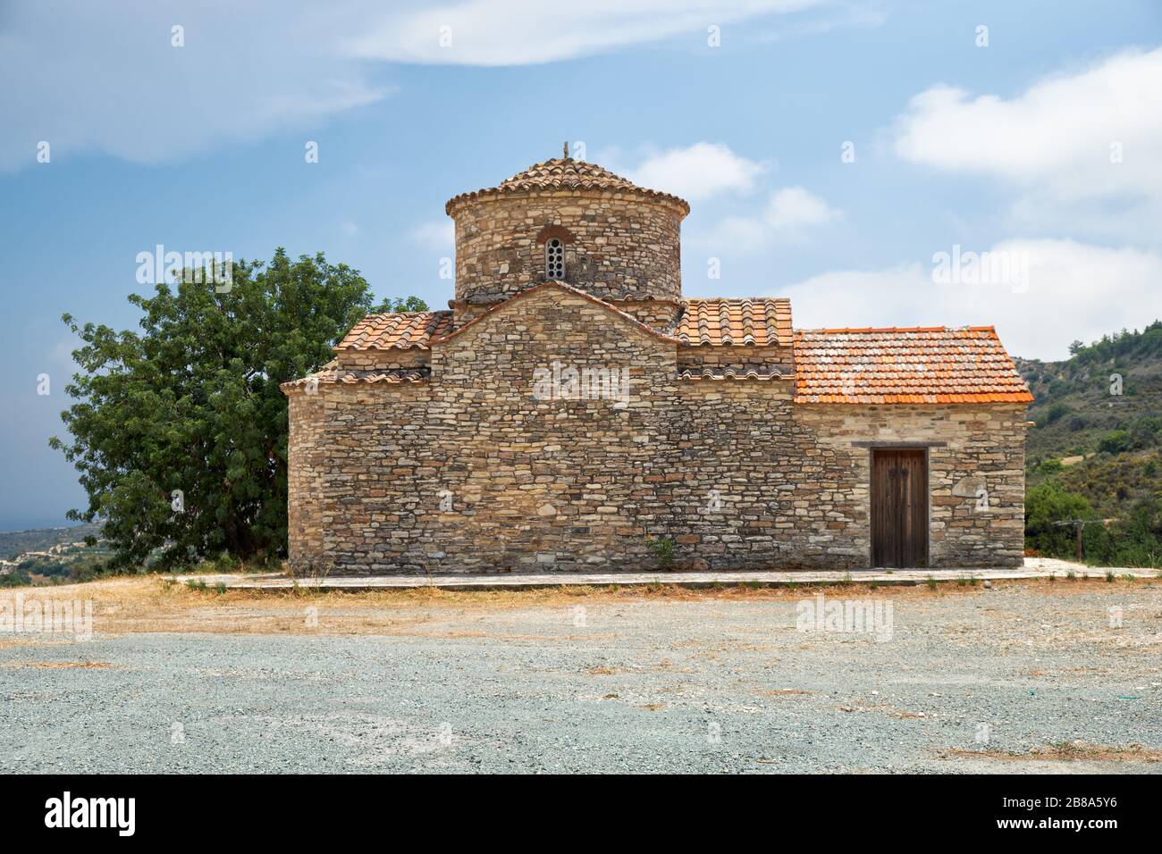 La vista della chiesa bizantina del XII secolo di Arcangelo Michele sulla collina nel villaggio di Kato Lefkara. Cipro Foto Stock