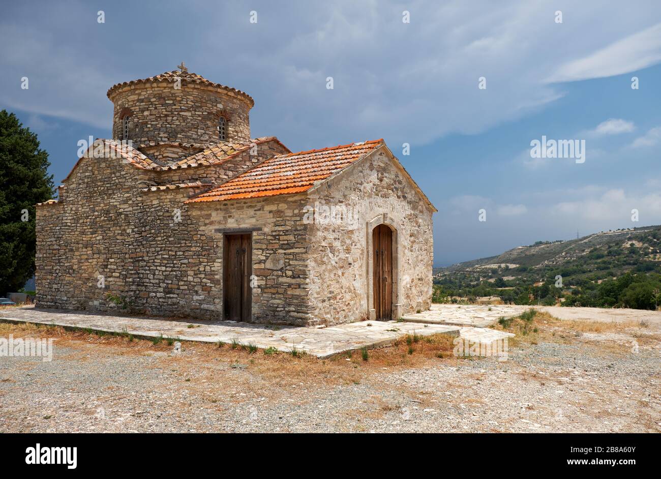 La vista della chiesa bizantina del XII secolo di Arcangelo Michele sulla collina nel villaggio di Kato Lefkara. Cipro Foto Stock