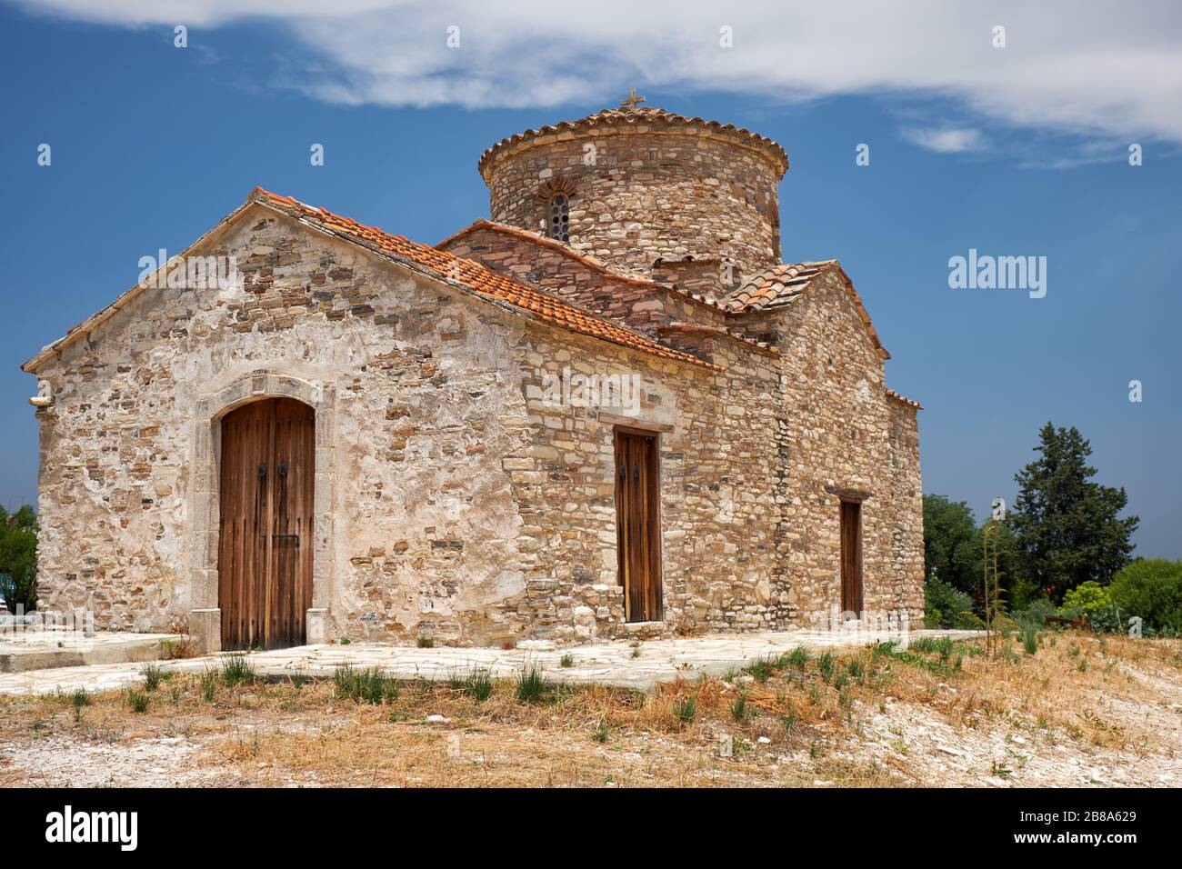 La vista della chiesa bizantina del XII secolo di Arcangelo Michele sulla collina nel villaggio di Kato Lefkara. Cipro Foto Stock