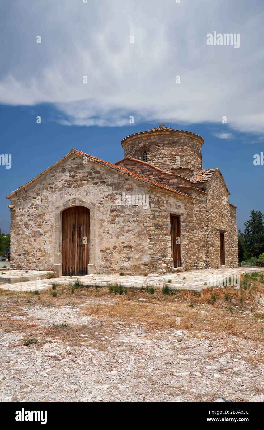 La vista della chiesa bizantina del XII secolo di Arcangelo Michele sulla collina nel villaggio di Kato Lefkara. Cipro Foto Stock