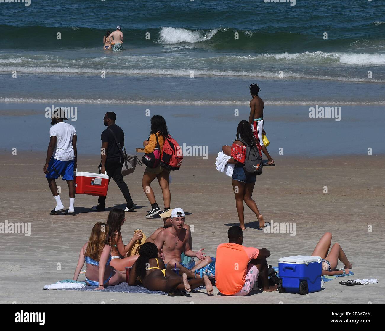 Florida, Stati Uniti. 20 Marzo 2020. 20 marzo 2020 - Daytona Beach, Florida, Stati Uniti - la gente gode il sole e il surf durante la pausa primaverile il 20 marzo 2020 a Daytona Beach, Florida dopo che il governatore Ron DeSantis ha rifiutato di ordinare le spiagge dello stato chiuso come il numero di casi COVID-19 aumenta. Funzionari locali hanno chiuso altre spiagge della Florida, comprese quelle di Miami, ft. Lauderdale e Tampa. Credit: Paul Hennessy/Alamy Live News Foto Stock