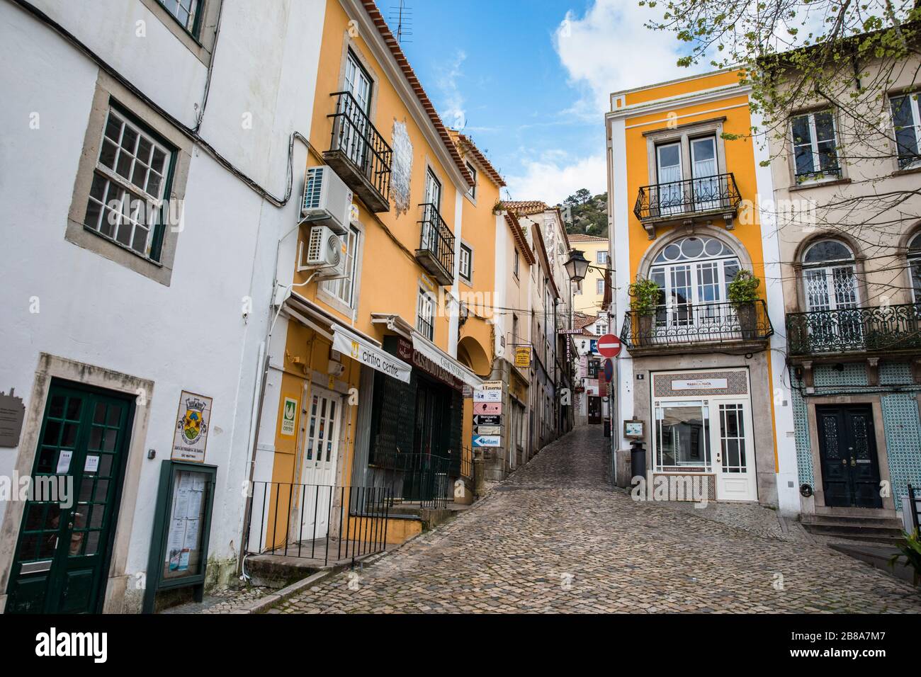 Lisbona, Portogallo. 20 Marzo 2020. Una delle strade più trafficate del centro storico di Sintra è deserta a causa della diffusione del coronavirus.il governo al potere ha dichiarato uno stato di emergenza in Portogallo, a causa della pandemia del nuovo coronavirus - COVID-19, il villaggio di Sintra, che di solito è piena di turisti, è deserta. Credit: SOPA Images Limited/Alamy Live News Foto Stock