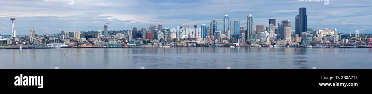 Panorama ad alta risoluzione dello skyline di Seattle in una soleggiata giornata estiva, girato da West Seattle. Foto Stock