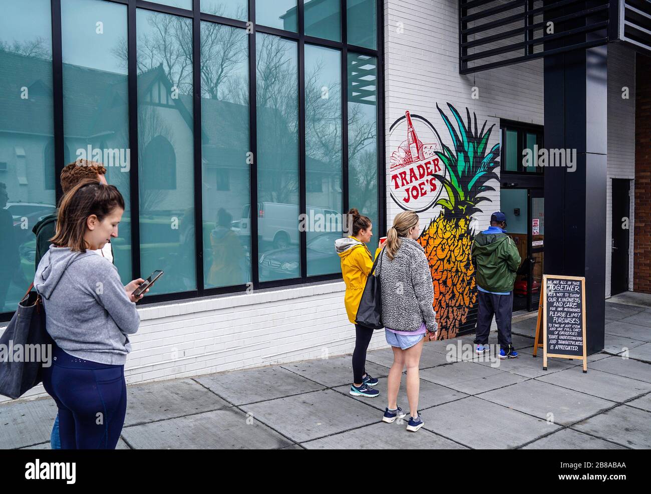 Washington, Stati Uniti. 20 Marzo 2020. Gli amanti dello shopping al Trader Joe's su Wisconsin Avenue attendono in linea ad almeno sei piedi di distanza a Washington, DC il 20 marzo 2020. (Foto di Leigh Vogel/Sipa USA) Credit: Sipa USA/Alamy Live News Foto Stock