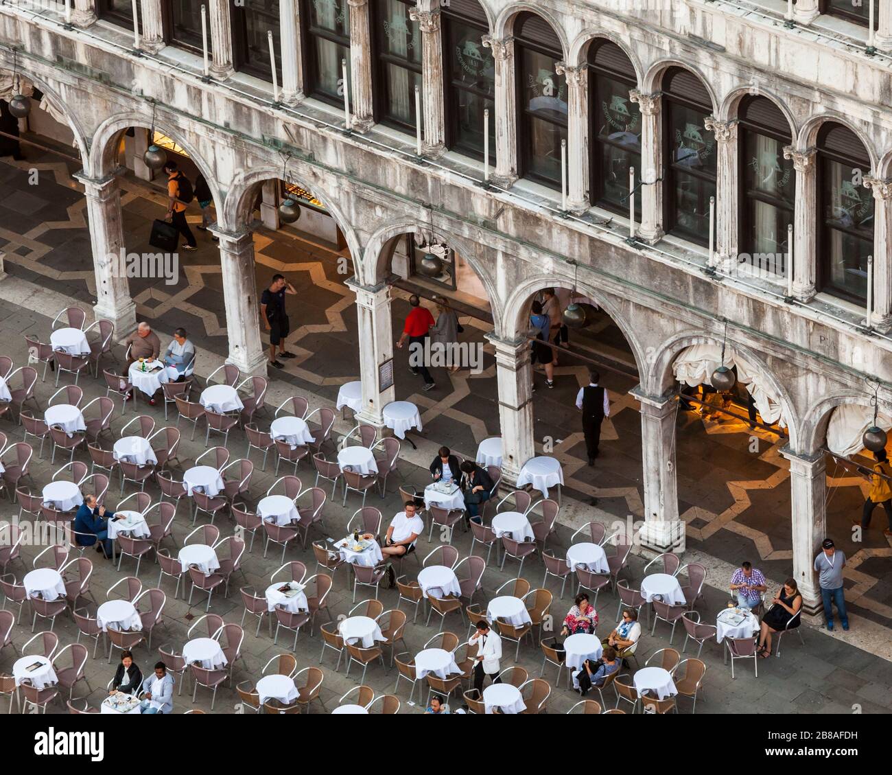 Affacciato su un caffè all'aperto in Piazza San Marcos, Venezia, Italia. Foto Stock