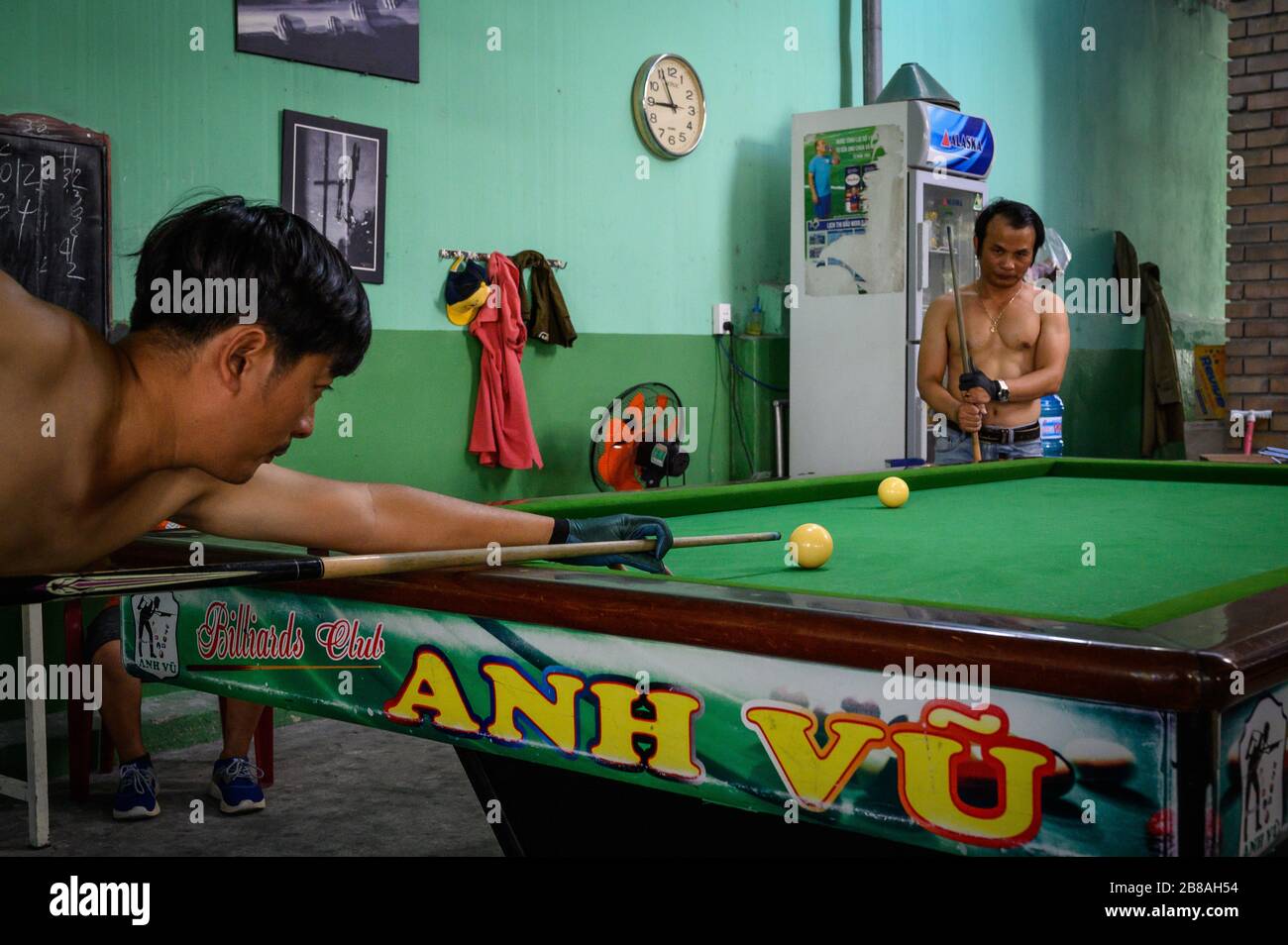 Uomini tiro piscina al mattino presto, Hoi An, Vietnam Foto Stock