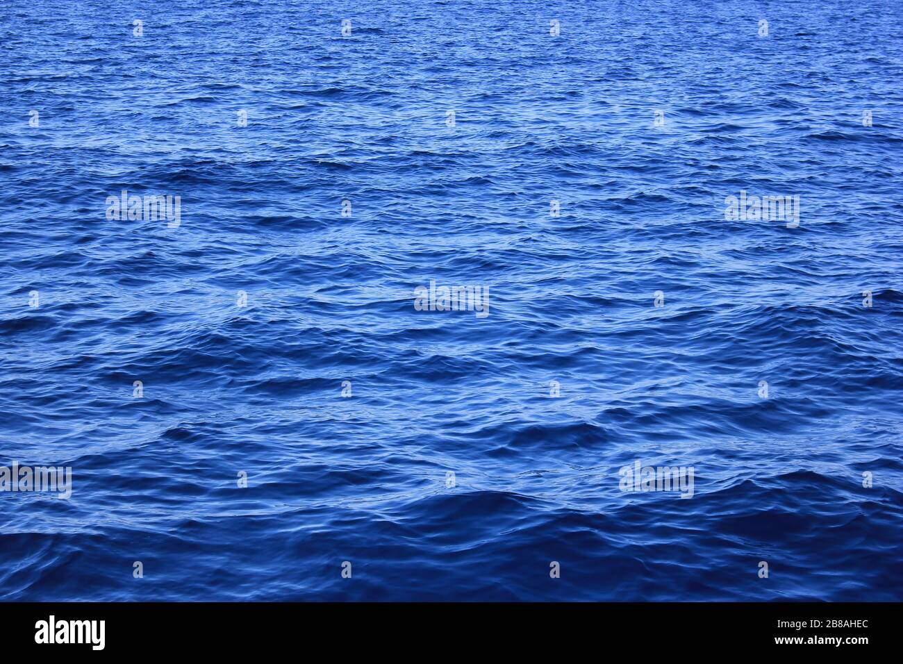 superficie del mare blu scuro brillante - foto di primo piano Foto Stock