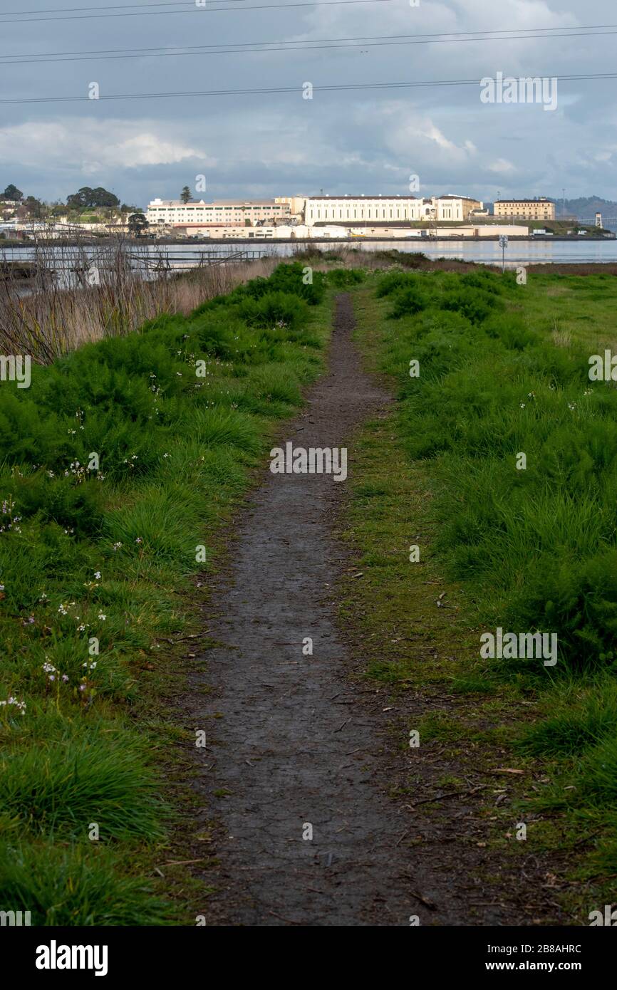 La East Bay può essere vista da Corte Madera, CA, così come dalla prigione statale di San Quentin e dal ponte Richmond-San Rafael. Foto Stock