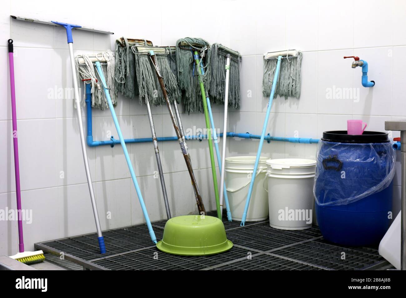 mop, area magazzino mop, attrezzatura di pulizia, strumento mop per la casa Foto Stock
