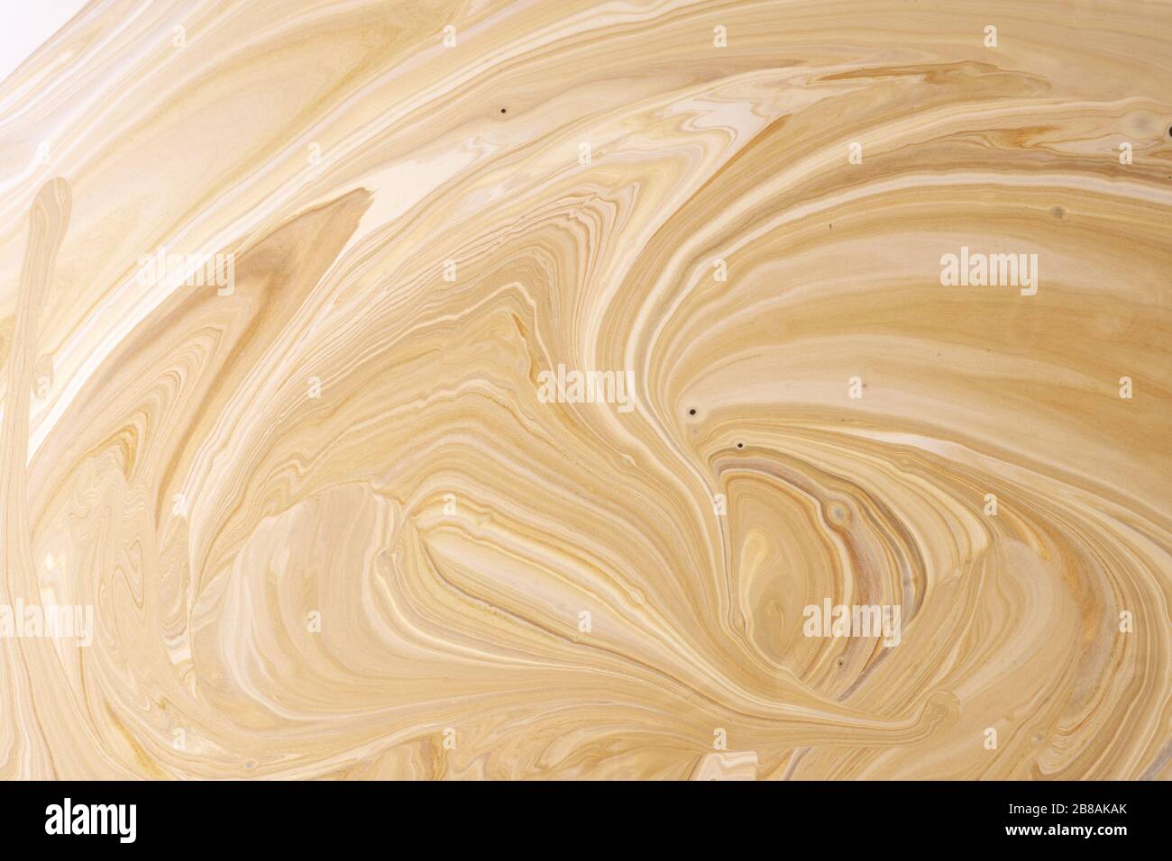 Primo piano astratto caramello forme latte art in caffè. Macro di sfondo texture liquida. Foto Stock