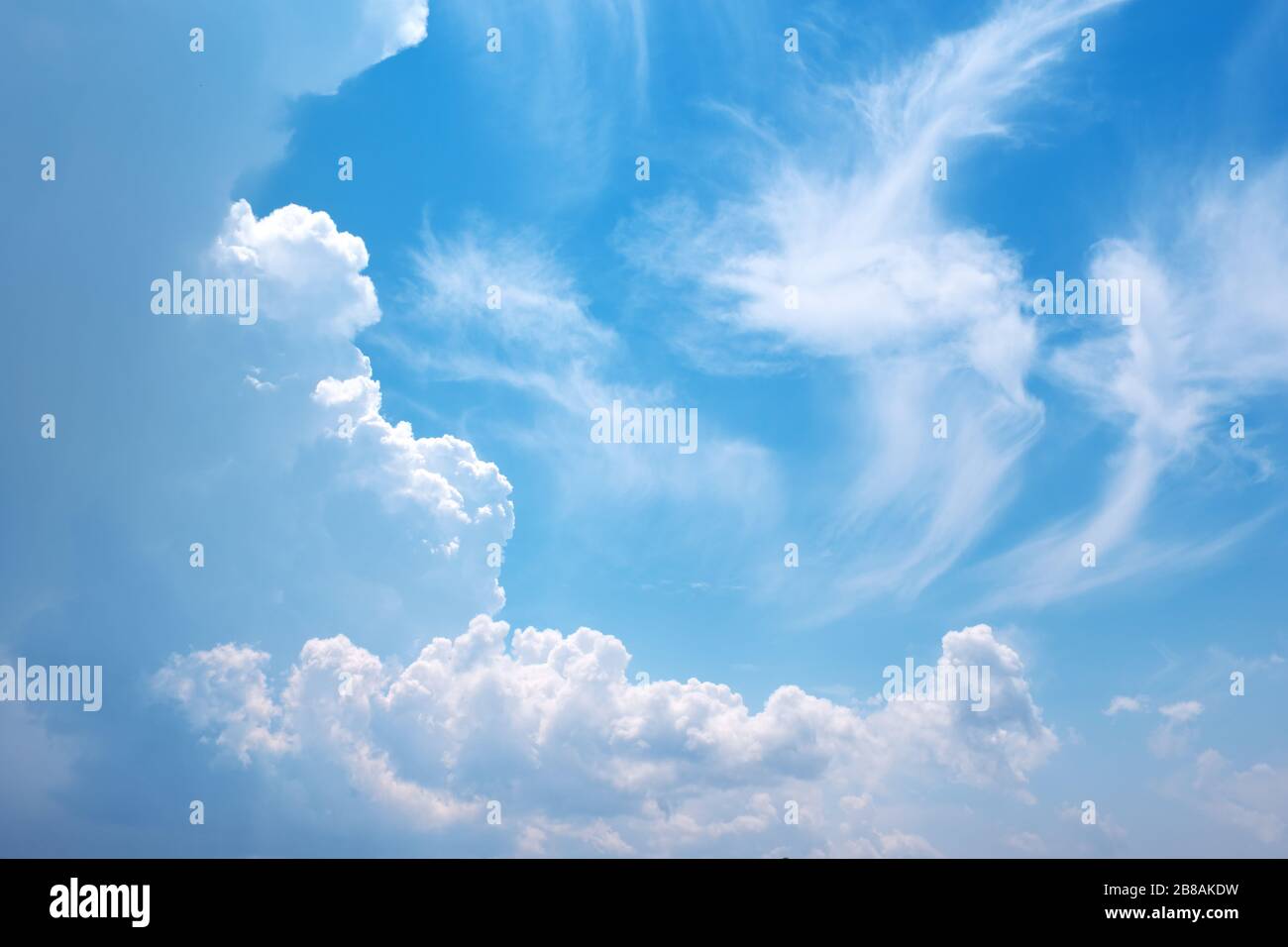 Cielo blu profondo. Natura nuvole sfondo. Foto Stock