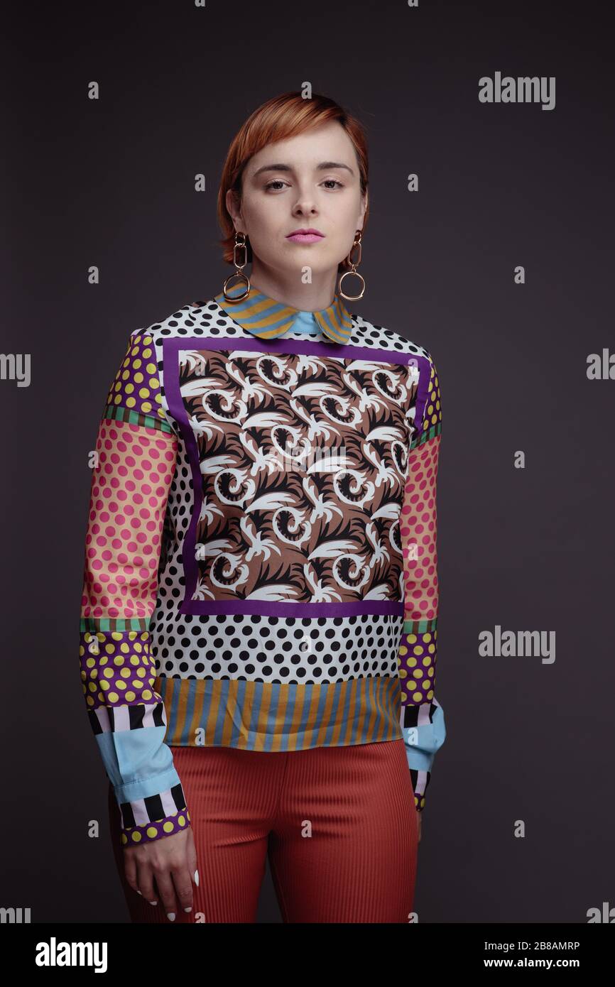 Un modello in posa in studio Foto Stock