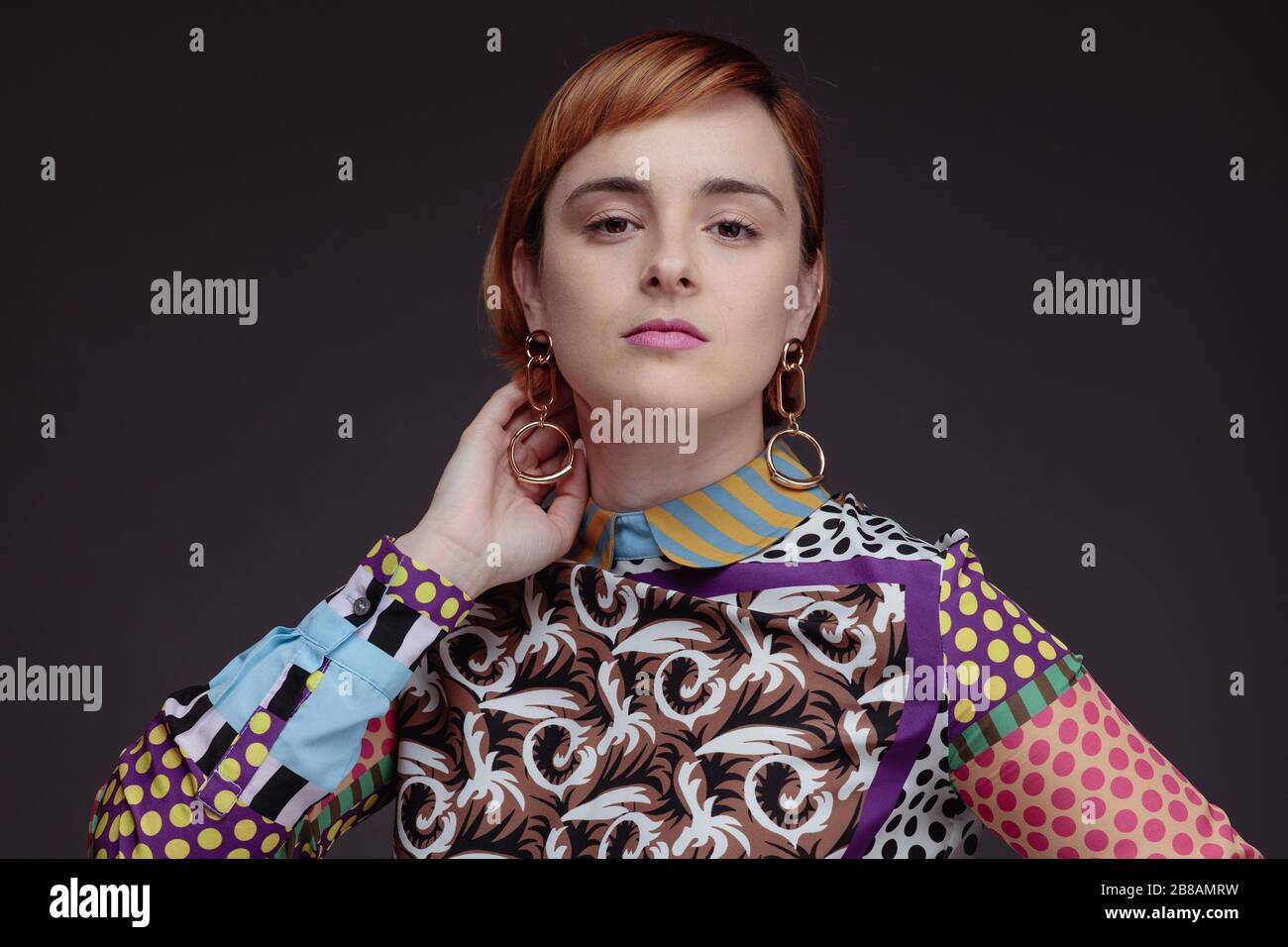 Un modello in posa in studio Foto Stock