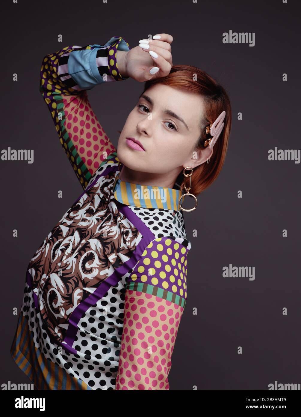 Un modello in posa in studio Foto Stock