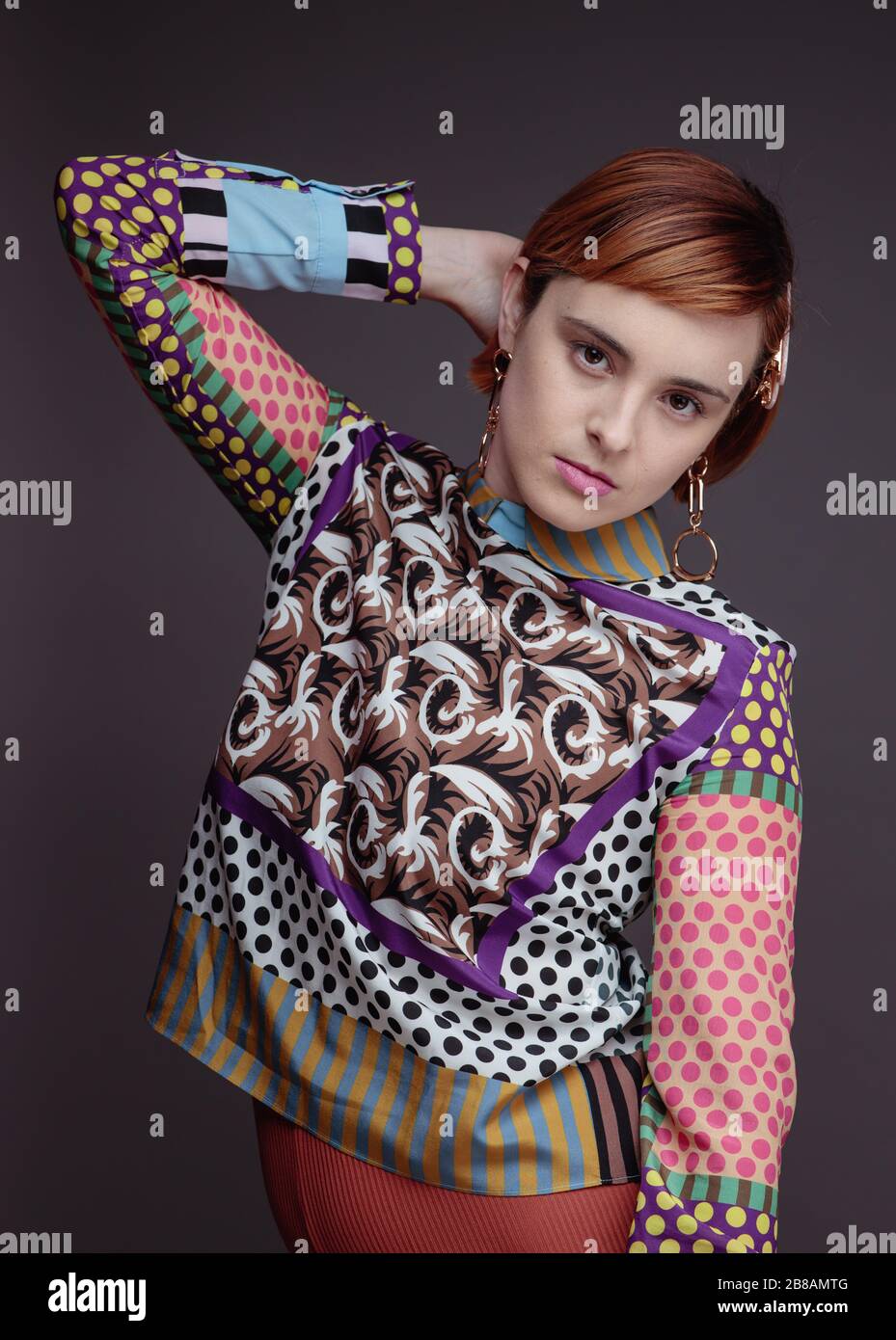 Un modello in posa in studio Foto Stock