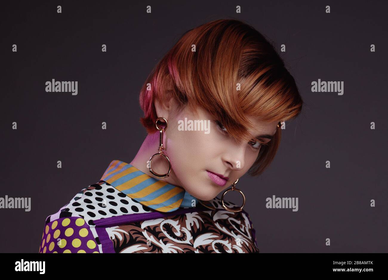 Un modello in posa in studio Foto Stock