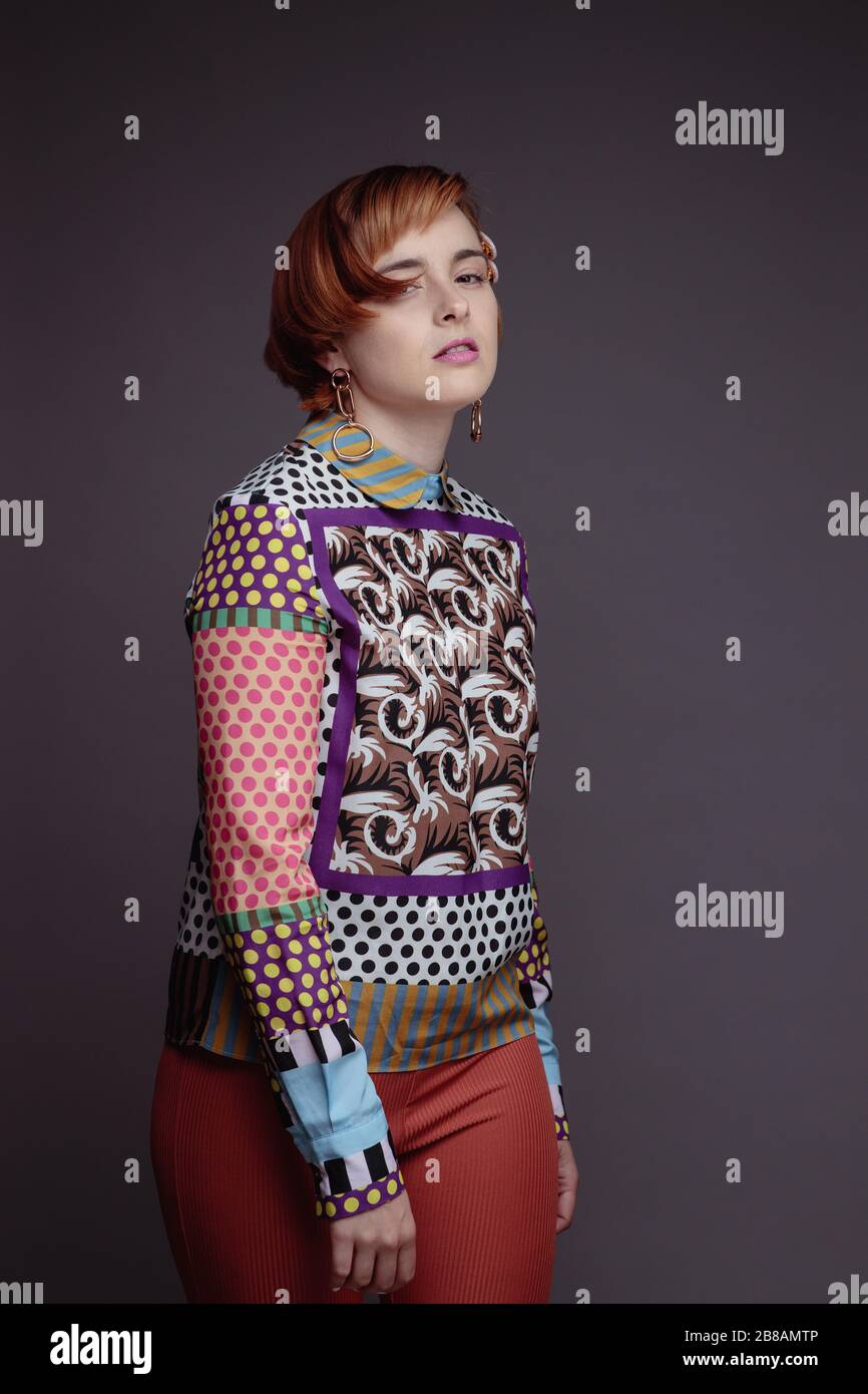 Un modello in posa in studio Foto Stock